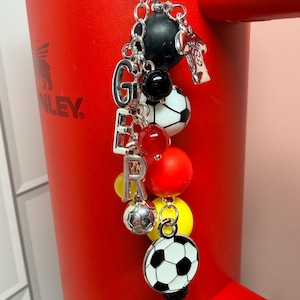 SET* Fotbollsfan-tumblerberlocker med silverdetaljer, rolig färgglad fotbollslagsbling, Country Collection Stanley Hydrojug-nyckelring med hänge bild 1