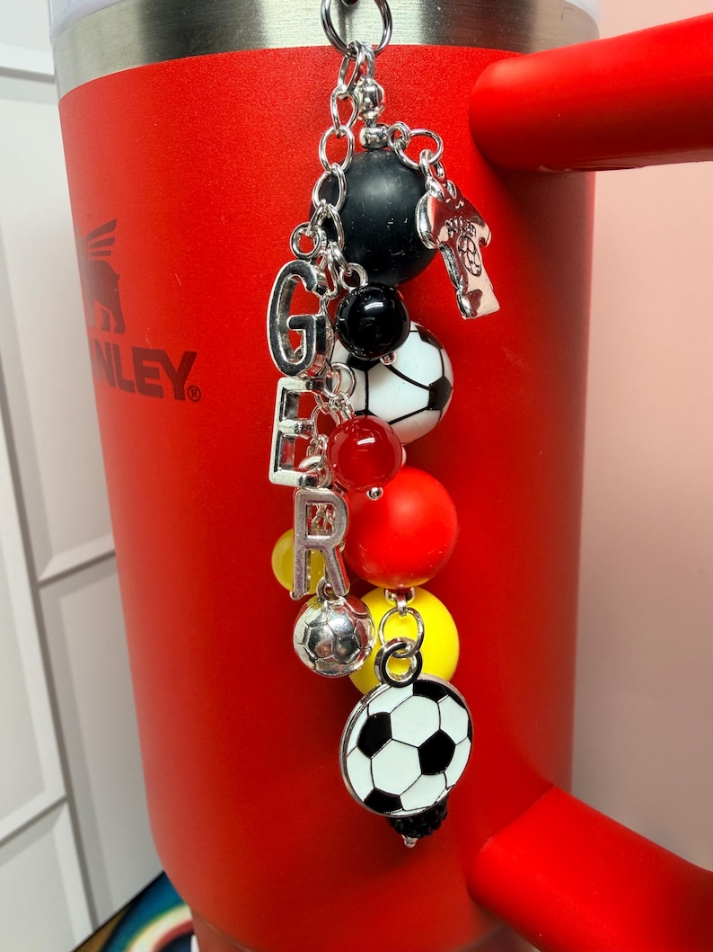 SET* Fotbollsfan-tumblerberlocker med silverdetaljer, rolig färgglad fotbollslagsbling, Country Collection Stanley Hydrojug-nyckelring med hänge bild 1