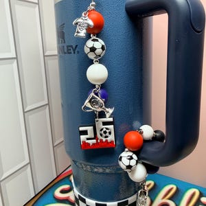 SET* Fotbollsfan-tumblerberlocker med silverdetaljer, rolig färgglad fotbollslagsbling, Country Collection Stanley Hydrojug-nyckelring med hänge USA