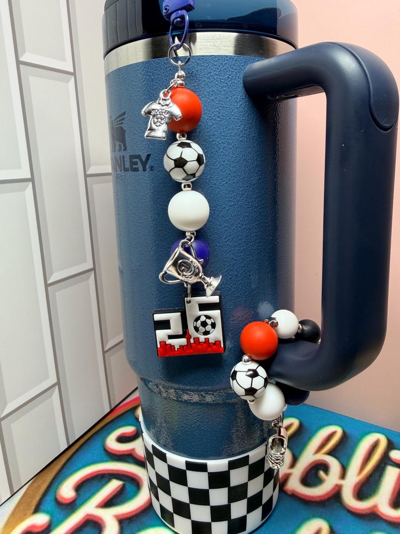 SET* Fotbollsfan-tumblerberlocker med silverdetaljer, rolig färgglad fotbollslagsbling, Country Collection Stanley Hydrojug-nyckelring med hänge USA