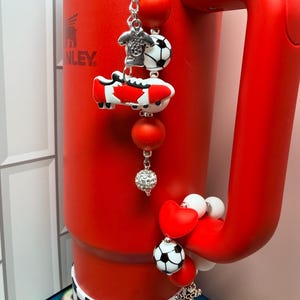 SET* Fotbollsfan-tumblerberlocker med silverdetaljer, rolig färgglad fotbollslagsbling, Country Collection Stanley Hydrojug-nyckelring med hänge Canada
