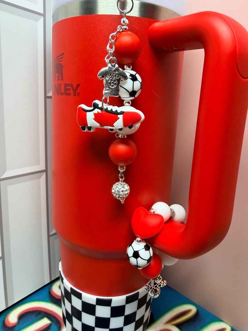 SET* Fotbollsfan-tumblerberlocker med silverdetaljer, rolig färgglad fotbollslagsbling, Country Collection Stanley Hydrojug-nyckelring med hänge Canada