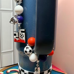 SET* Fotbollsfan-tumblerberlocker med silverdetaljer, rolig färgglad fotbollslagsbling, Country Collection Stanley Hydrojug-nyckelring med hänge bild 20