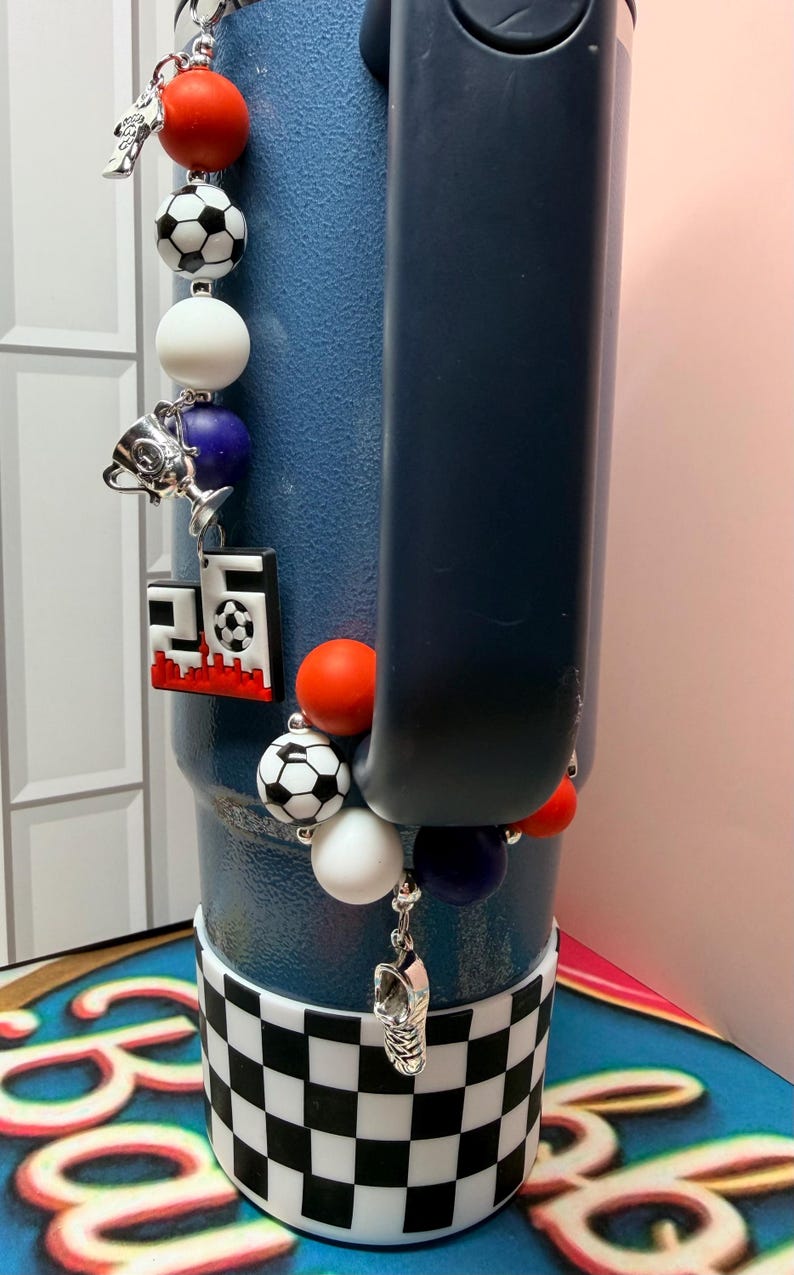 SET* Fotbollsfan-tumblerberlocker med silverdetaljer, rolig färgglad fotbollslagsbling, Country Collection Stanley Hydrojug-nyckelring med hänge bild 20