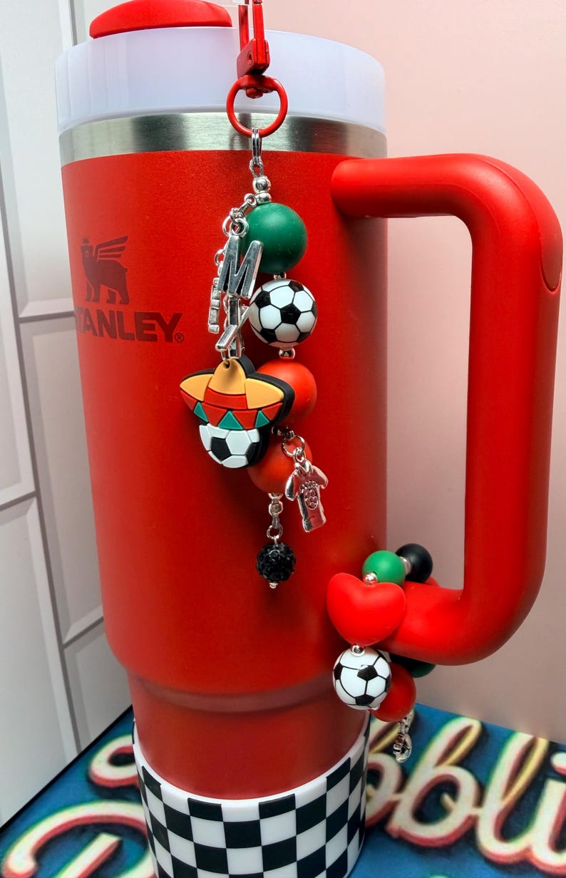 SET* Fotbollsfan-tumblerberlocker med silverdetaljer, rolig färgglad fotbollslagsbling, Country Collection Stanley Hydrojug-nyckelring med hänge Mexico