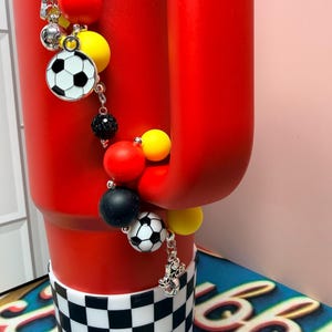 SET* Fotbollsfan-tumblerberlocker med silverdetaljer, rolig färgglad fotbollslagsbling, Country Collection Stanley Hydrojug-nyckelring med hänge bild 3