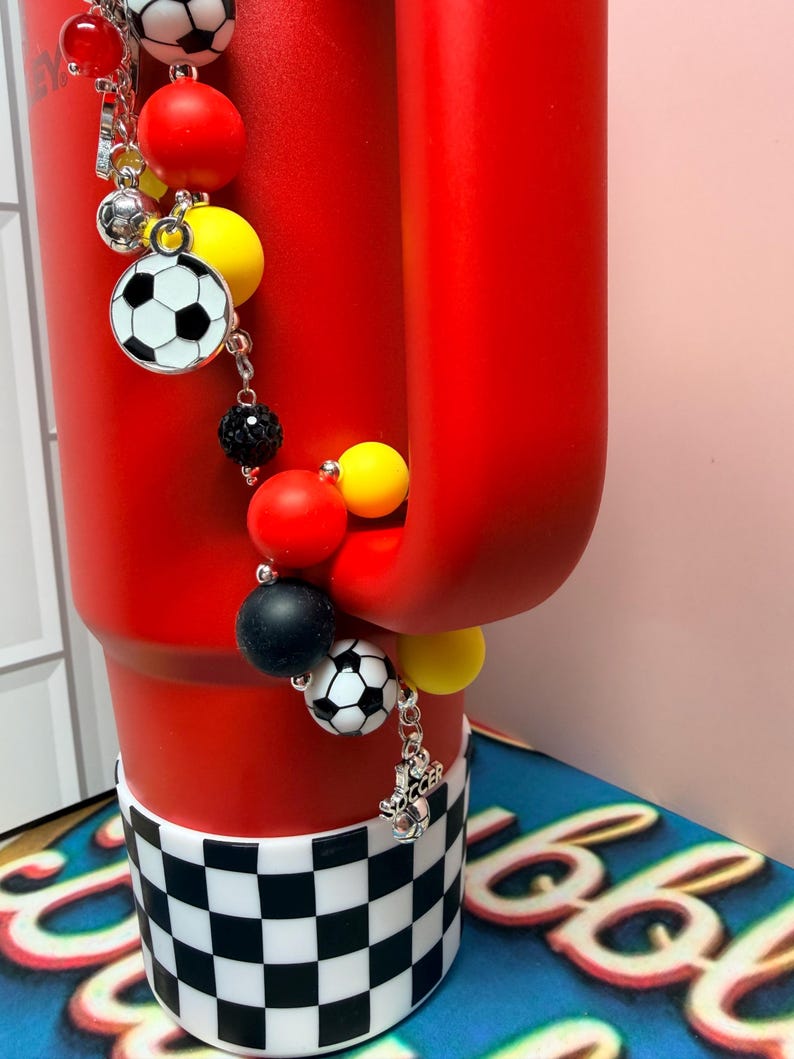 SET* Fotbollsfan-tumblerberlocker med silverdetaljer, rolig färgglad fotbollslagsbling, Country Collection Stanley Hydrojug-nyckelring med hänge bild 3