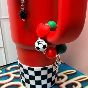 SET* Fotbollsfan-tumblerberlocker med silverdetaljer, rolig färgglad fotbollslagsbling, Country Collection Stanley Hydrojug-nyckelring med hänge bild 18