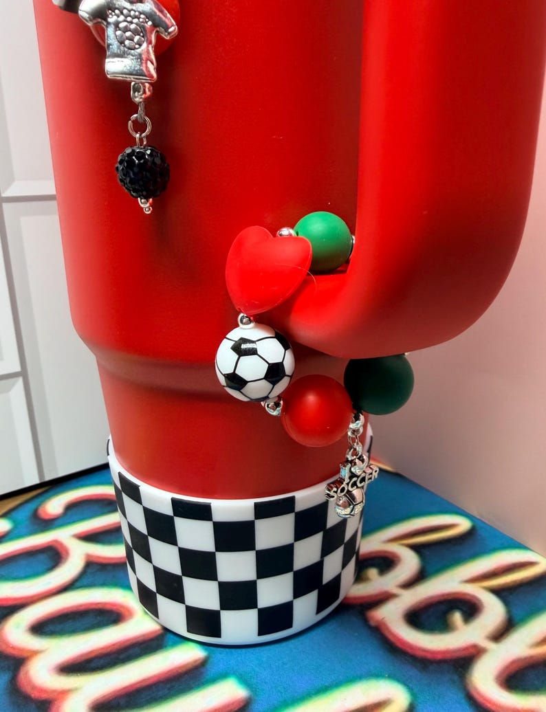 SET* Fotbollsfan-tumblerberlocker med silverdetaljer, rolig färgglad fotbollslagsbling, Country Collection Stanley Hydrojug-nyckelring med hänge bild 18
