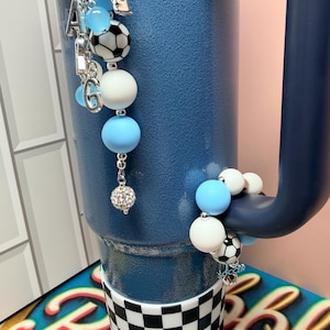 SET* Fotbollsfan-tumblerberlocker med silverdetaljer, rolig färgglad fotbollslagsbling, Country Collection Stanley Hydrojug-nyckelring med hänge bild 5