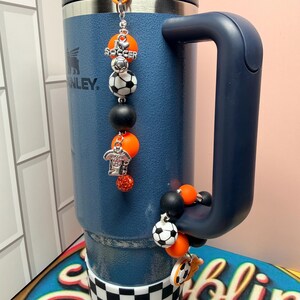SET* Fotbollsfan-tumblerberlocker med silverdetaljer, rolig färgglad fotbollslagsbling, Country Collection Stanley Hydrojug-nyckelring med hänge Holland