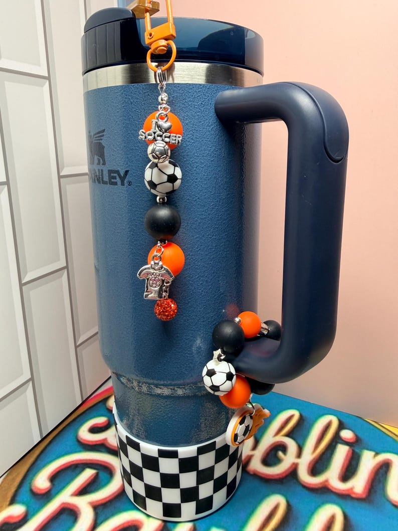 SET* Fotbollsfan-tumblerberlocker med silverdetaljer, rolig färgglad fotbollslagsbling, Country Collection Stanley Hydrojug-nyckelring med hänge Holland