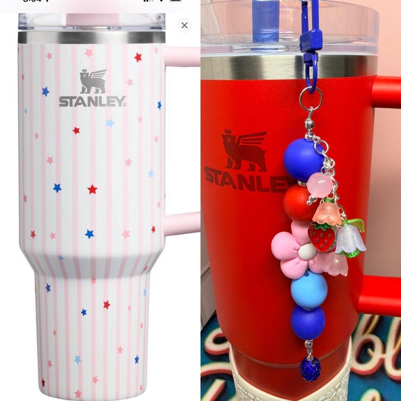Op de afbeelding: Twee ge&iuml;soleerde Stanley-bekers. E&eacute;n is wit met roze strepen en rode en blauwe sterren. De andere is rood met een bedel van blauwe en roze kralen, bloemen en een aardbei.