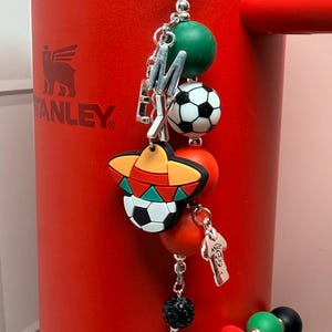 SET* Fotbollsfan-tumblerberlocker med silverdetaljer, rolig färgglad fotbollslagsbling, Country Collection Stanley Hydrojug-nyckelring med hänge bild 17