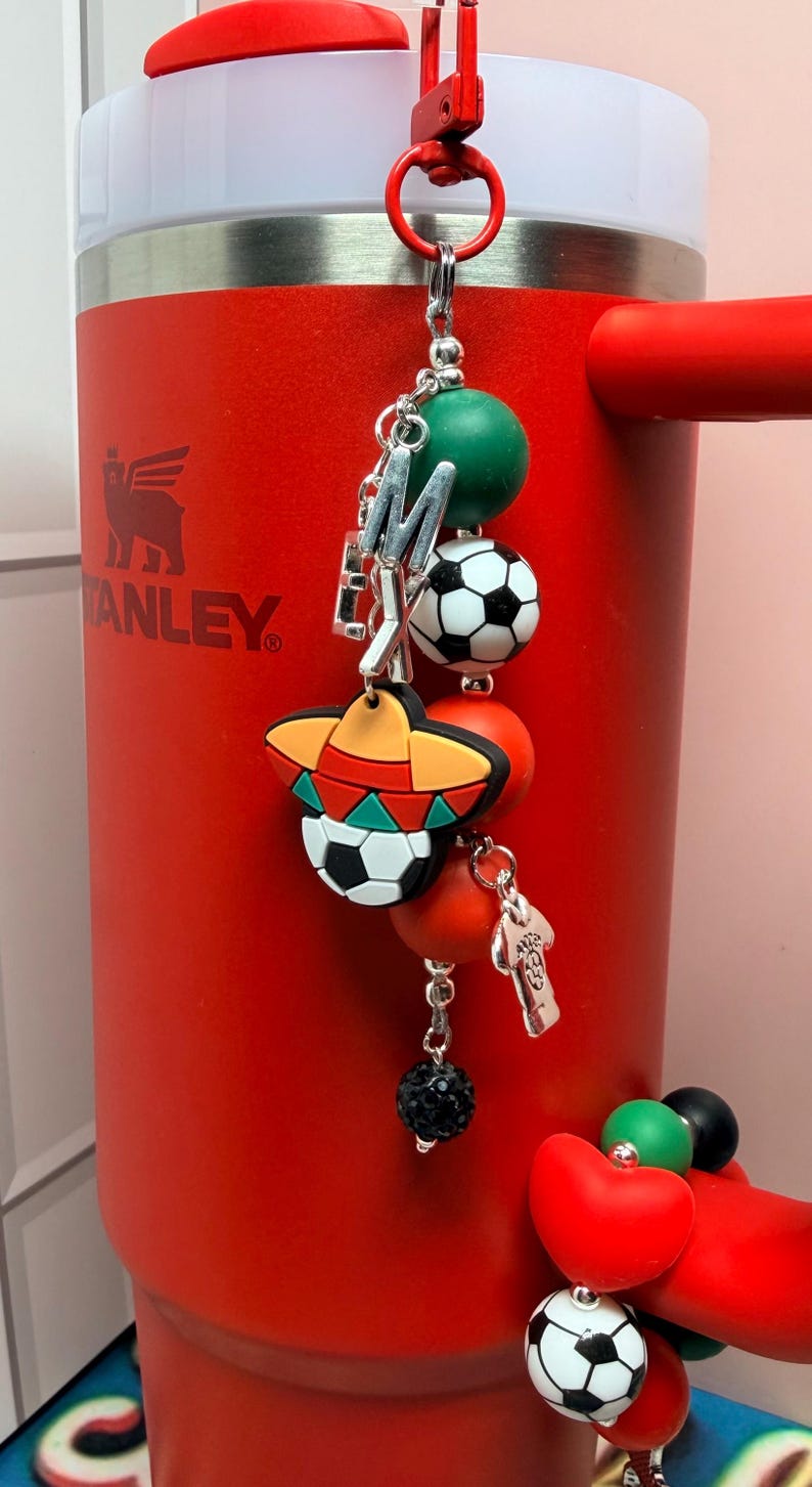 SET* Fotbollsfan-tumblerberlocker med silverdetaljer, rolig färgglad fotbollslagsbling, Country Collection Stanley Hydrojug-nyckelring med hänge bild 17