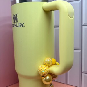 Kleurrijke bedel met handvat: sprankelende bijpassende unieke kralen, goud en een hangende bedelarmband voor Stanley Hydrojug Geel