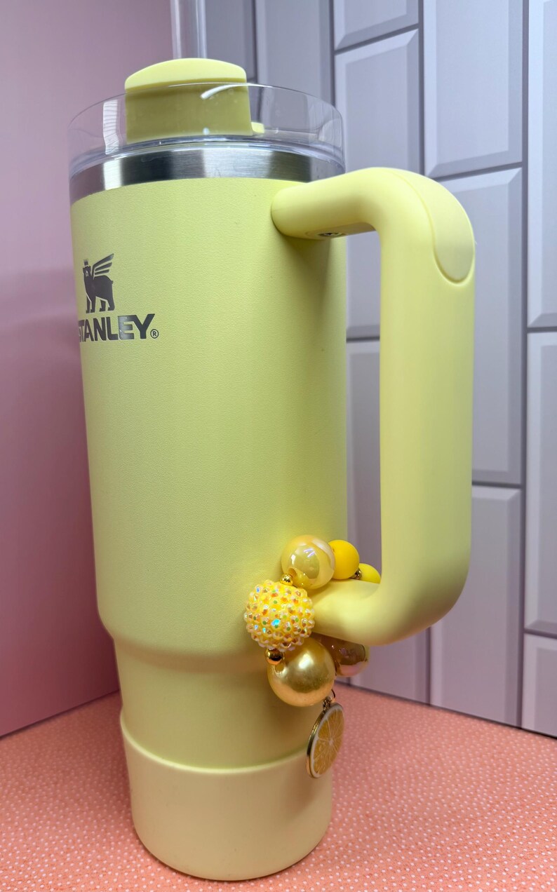 Kleurrijke bedel met handvat: sprankelende bijpassende unieke kralen, goud en een hangende bedelarmband voor Stanley Hydrojug Geel