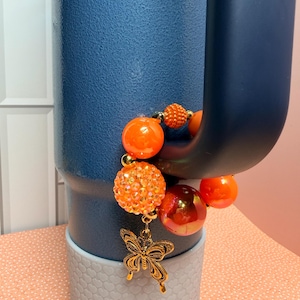 Kleurrijke bedel met handvat: sprankelende bijpassende unieke kralen, goud en een hangende bedelarmband voor Stanley Hydrojug Oranje