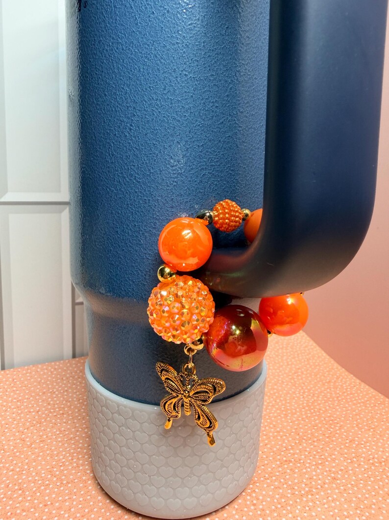 Kleurrijke bedel met handvat: sprankelende bijpassende unieke kralen, goud en een hangende bedelarmband voor Stanley Hydrojug Oranje