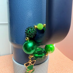 Kleurrijke bedel met handvat: sprankelende bijpassende unieke kralen, goud en een hangende bedelarmband voor Stanley Hydrojug Groen