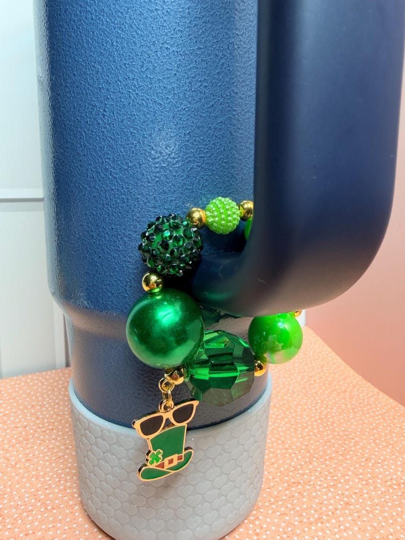Kleurrijke bedel met handvat: sprankelende bijpassende unieke kralen, goud en een hangende bedelarmband voor Stanley Hydrojug Groen