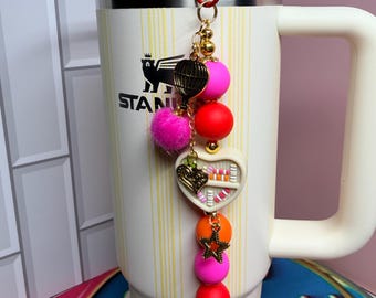 Rustige 'boekenplank'-bekerbedel, cadeau voor een leesgrage girly: kies je kleur, Stanley Hydrojug-beker met kralen en rietje