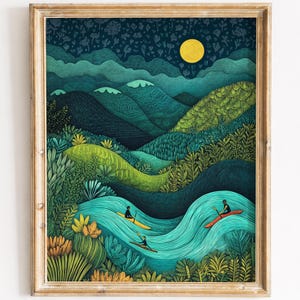 Può includere: Una stampa artistica incorniciata che raffigura un paesaggio stilizzato con una luna giallo brillante, montagne ondulate verde scuro e un fiume turchese. Tre persone su piccoli kayak navigano sull'acqua, circondate da fitta vegetazione.