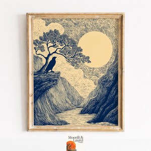 Könnte beinhalten: Ein gerahmter Kunstdruck mit einer dunkelblauen Tuschezeichnung eines Vogels, der auf einem Baum an einer Klippe sitzt und über ein Flusstal unter einer großen blassgelben Sonne blickt. Der Himmel ist mit wirbelnden Linienmustern gefüllt und der Text Moonlit & Laurel Designs erscheint am unteren Rand.
