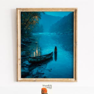 Puede incluir: Una impresión artística enmarcada representa una serena escena fluvial. Una canoa flota cerca de la orilla y una persona está de pie en el agua. La obra de arte está enmarcada en un marco de madera dorada. La paleta de colores es fría, con azules y verdes dominantes.