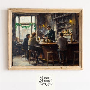 Peut inclure: Peinture encadrée d'une scène de pub avec des clients assis à un bar en bois. Un barman en veste verte sert des boissons. Le bar est approvisionné. Une fenêtre avec des décorations de trèfles est visible. Signé "Moonlit & Laurel Designs".