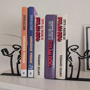 La Linea bookend with modern minimalist design, perfect for decorating a library shelf or office, an original gift idea for a Scandinavian home, and a decorative object.