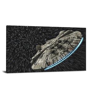 Puede incluir: Impresión en lienzo de la nave espacial Millennium Falcon en el espacio. La nave es gris con paneles detallados y una luz azul en el borde. El fondo es un espacio negro con rayas blancas.