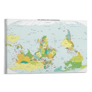 Puede incluir: Impresión en lienzo de un mapa del mundo al revés. El mapa presenta un fondo azul claro con varios países en diferentes colores. El texto "THE WORLD MAP UPSIDE DOWN" está impreso en la parte superior.