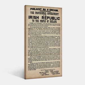 以下が含まれることがあります： 1916年のアイルランド共和国宣言の額装されたプリント。文書は、古くなったクリーム色の紙に太字の黒いテキストで表示されています。テキストには、「アイルランド共和国暫定政府、アイルランド国民へ」というタイトルが含まれています。