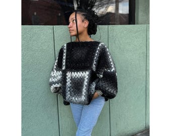 Cárdigan cuadrado de ganchillo hecho a mano estilo abuela, suéter bohemio negro, gris y blanco.