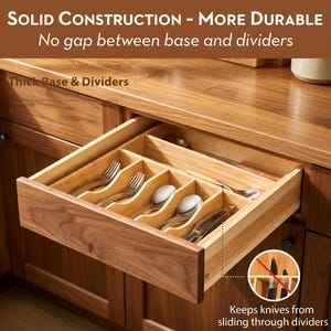 Puede incluir: Un organizador de cajones de madera con m&uacute;ltiples compartimentos, que contiene cubiertos. El texto de la imagen dice "SOLID CONSTRUCTION - MORE DURABLE" y "Keeps knives from sliding through dividers."