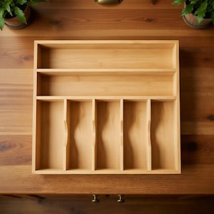 Organizador de cajones de cocina de bambú, bandeja para utensilios de 7 ranuras, soporte para cubiertos, almacenamiento de madera natural imagen 1