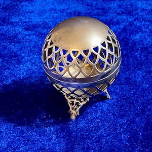 Bola de popurrí/pomander vintage bañada en plata, colección Jordan Sheffield, con sello de autenticidad.