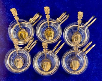 Set vintage di 6 tazze da caffè in vetro con supporti in ottone + 6 cucchiaini da tè decorati con manico a rosa – Set “Rösteritt Stahl”