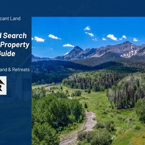 Może przedstawiać: Malowniczy krajobraz z pasmem górskim, bujnymi zielonymi lasami i rzeką. Obraz zawiera tekst "R&R Vacant Land Guide" oraz "Vacant Land Search Criteria and Property Evaluation Guide."