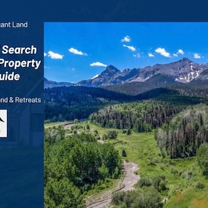 Könnte beinhalten: Ein Leitfaden mit dem Titel "Vacant Land Search Criteria and Property Evaluation Guide" mit einer malerischen Berglandschaft. Der Leitfaden wurde von R & R Land & Retreats erstellt. Das Bild zeigt einen blauen Himmel, grüne Bäume und ein Gebirge.