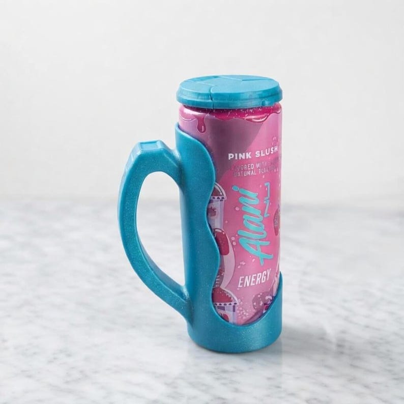 Op de afbeelding: Een witte keramische mok met een zwart handvat en de tekst "But First, Coffee" in een zwarte, handgeschreven lettertype. De mok staat op een wit oppervlak.