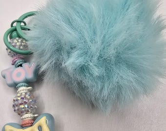 Charakter Schlüsselanhänger: mit blauem Pompom und Spielzeugmotiv