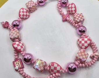 Schlüsselanhänger Taschenbaumler mit rosa und weißen Perlen und Anhänger