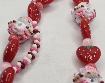 Taschenanhänger mit Erdbeer-Splitter-Akzenten und bemalten Perlen