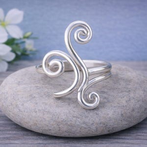Anello con vortice in argento / Design a spirale aperta regolabile