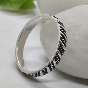 Graverat mönsterband i sterlingsilver, oxiderad vintage stapelring