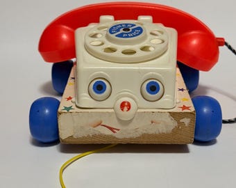 Teléfono de juguete Fisher-Price de madera, modelo 747, de 1961, con mecanismo de arrastre. Ideal para decoración de habitaciones infantiles.
