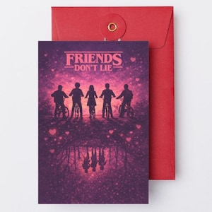 Peut inclure: Une carte de vœux avec une enveloppe rouge. La carte présente une illustration violette et rose de cinq personnes à vélo avec le texte "FRIENDS DON'T LIE". L'image a un reflet miroir des personnages en dessous.