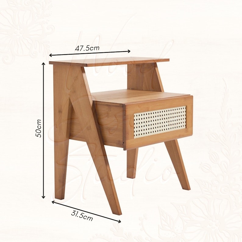 Puede incluir: Una mesita de noche de estilo moderno de mediados de siglo hecha de madera marr&oacute;n claro. La mesita tiene un caj&oacute;n con frente de mimbre tejido y patas anguladas. Dimensiones: 47,5 cm de ancho, 50 cm de alto y 31,5 cm de profundidad.